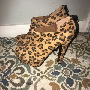 Leopard close toe
